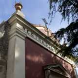 Quest�ultimo � sovrastato dalla scritta dedicatoria �Regina del Santissimo Rosario� sulla trabeazione e da un decoro a volute 